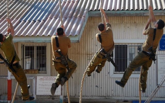 Illustration. Des soldats grimpent à la corde à la base de l'armée de la Marine israélienne, à Haïfa, le 19 juin 2013. (Crédit : Porte-parole de l'armée) Illustration. Des soldats grimpent à la corde à la base de l'armée de la Marine israélienne, à Haïfa, le 19 juin 2013. (Crédit : Porte-parole de l'armée)