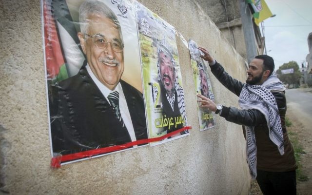Affiche de Mahmoud Abbas, aux côtés de Yasser Arafat, le 14 mars 2017, à Naplouse (Crédit : (Nasser Ishtayeh/Flash90) Affiche de Mahmoud Abbas, aux côtés de Yasser Arafat, le 14 mars 2017, à Naplouse (Crédit : (Nasser Ishtayeh/Flash90)