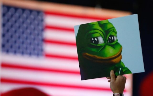 Un partisan de Donald Trump avec une affiche de "Pepe the Frog", Pepe la grenouille, pendant un meeting de campagne à Bedford, dans le New Hampshire, le 29 septembre 2016. (Crédit :Jessica Rinaldi/The Boston Globe via Getty Images/JTA)