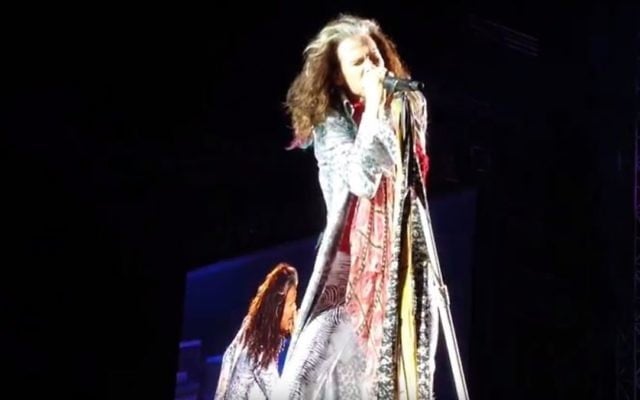Steven Tyler d'Aerosmith interprète 'Crazy' à Tel Aviv le 17 mai 2017  (Capture d'écran : YouTube)