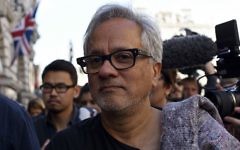 Anish Kapoor lors d'une manifestation à Londres en soutien aux migrants qui traversent actuellement l'Europe, le 17 septembre 2015 (Crédit :  Ben Pruchnie/Getty Images via JTA)