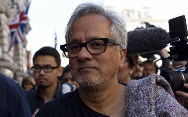 Anish Kapoor lors d'une manifestation à Londres en soutien aux migrants qui traversent actuellement l'Europe, le 17 septembre 2015 (Crédit : Ben Pruchnie/Getty Images via JTA) Anish Kapoor lors d'une manifestation à Londres en soutien aux migrants qui traversent actuellement l'Europe, le 17 septembre 2015 (Crédit : Ben Pruchnie/Getty Images via JTA)