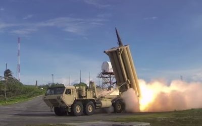 Illustration : Un système de défense par intercepteur THAAD américain durant un test de lancement.. (Crédit : Capture d'écran/YouTube)