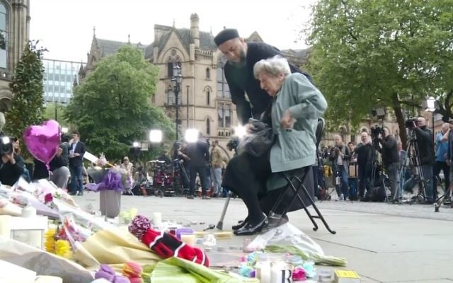 Renee Black et Sadiq Patel rendent hommage aux victimes de l'attentat terroriste de Manchester, le 24 mai 2017 (Capture d'écran : YouTube) Renee Black et Sadiq Patel rendent hommage aux victimes de l'attentat terroriste de Manchester, le 24 mai 2017 (Capture d'écran : YouTube)