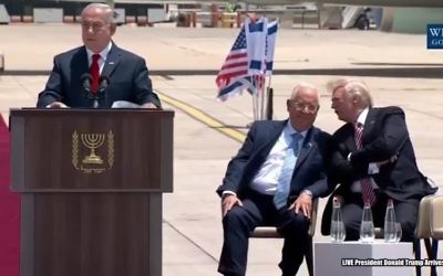 Le Premier ministre Benjamin Netanyahu pendant son discours d'accueil du président américain Donald Trump, avec le président israélien Reuven Rivlin, sur le tarmac de Ben Gurion, le 22 mai 2017. (Crédit : capture d'écran YouTube/Maison Blanche)