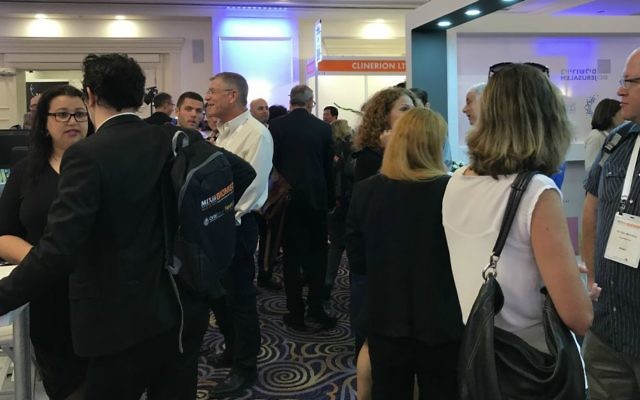 Des participants à la conférence MIXiii BIOMED à Tel Aviv en mai 2017 (Crédit : Shoshanna Solomon)