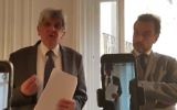 Les avocats Buchinger (d) et Kaminsky communiquant à la presse les éléments concernant le meurtre de Sarah Halimi, le 22 mai 2017 (crédit: capture d'écran Twitter/Jonathan_RTfr)
