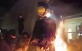 Des Juifs ultra-orthodoxes mettent le feu à l'effigie d'un soldat israélien pendant les fêtes de Lag BaOmer, dans le quartier Mea Shearim de Jérusalem, le 13 mai 2017. (Crédit : capture d'écran Chaim Goldberg/Channel 2)
