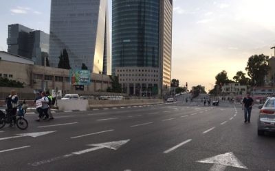 Une rue vide de Tel Aviv alors que des manifestants handicapés bloquent les artères principales pour réclamer le salaire minimum, le 18 mai 2017 (Crédit : Stuart Davidovich)