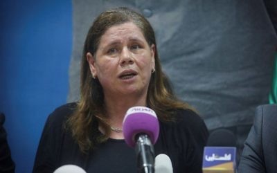 Fadwa Barghouthi lors d'une conférence de presse à  Ramallah, le 7 mai 2017. (Crédit : Flash90)