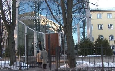 La synagogue Beit Bella de Tallinn, la capitale de l'Estonie. (Crédit : capture d'écran YouTube)