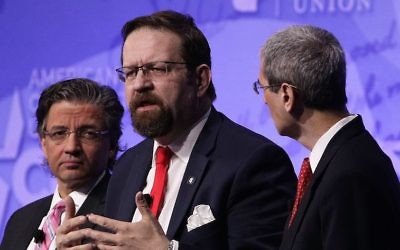 Sebastian Gorka, au centre, à la conférence d'action politique conservatrice à National Harbor, dans le Maryland, le 24 février 2017. (Crédit : Alex Wong/Getty Images)