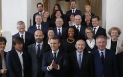 Photo de famille du nouveau gouvernement, avec Emmanuel Macron et Edouard Philippe, après le premier conseil des ministres à l'Élysée, à Paris, le 18 mai 2017. (Crédit : AFP Photo/POOL/ Philippe WOJAZER)