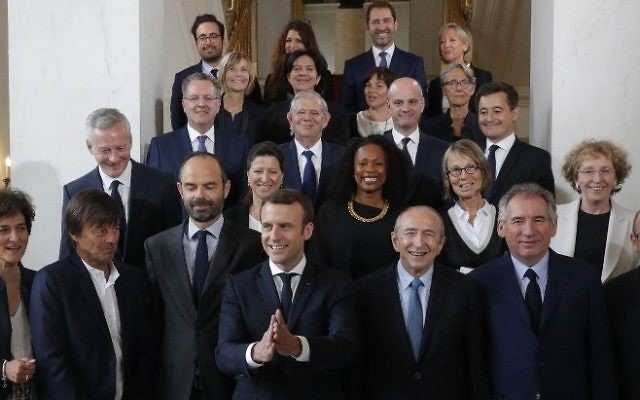 Photo de famille du nouveau gouvernement, avec Emmanuel Macron et Edouard Philippe, après le premier conseil des ministres à l'Élysée, à Paris, le 18 mai 2017. (Crédit : AFP Photo/POOL/ Philippe WOJAZER)