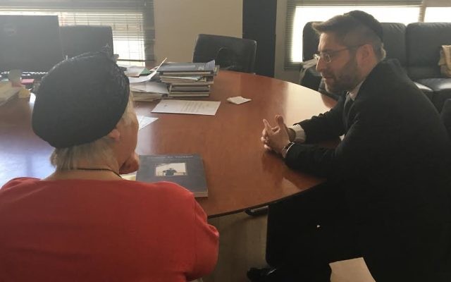 Le Grand Rabbin de France (à droite) avec Esther (nom d'emprunt, de dos) qui a attendu 29 ans avant de recevoir son guet, le 16 mai 2017 (Crédit: Grand rabbinat de France)