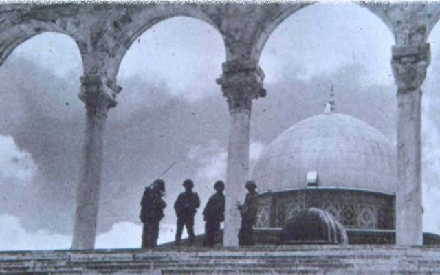 Des soldats israéliens gardent le Dôme du Rocher, site du saint des saints du Temple, durant la guerre des Six jours (Crédit : Institut du Temple)