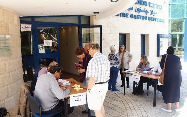 Premiers arrivants au bureau de vote de Haïfa, à l'institut Gaston Defferre le 7 mai 2017 (Crédit: Pierre-Simon Assouline)
