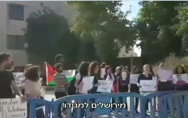 Des étudiants arabes se rassemblent en solidarité avec les détenus palestiniens en grève de la faim appelant à 'l'intifada' contre les Israéliens (Capture d'écran : Deuxième chaîne) Des étudiants arabes se rassemblent en solidarité avec les détenus palestiniens en grève de la faim appelant à 'l'intifada' contre les Israéliens (Capture d'écran : Deuxième chaîne)