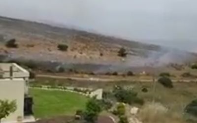 De la fumée émane d'un champ incendié par les sympathisants du Hezbollah près de la ville frontalière de Metoula, le 25 mai 2017. (Crédit : capture d'écran)