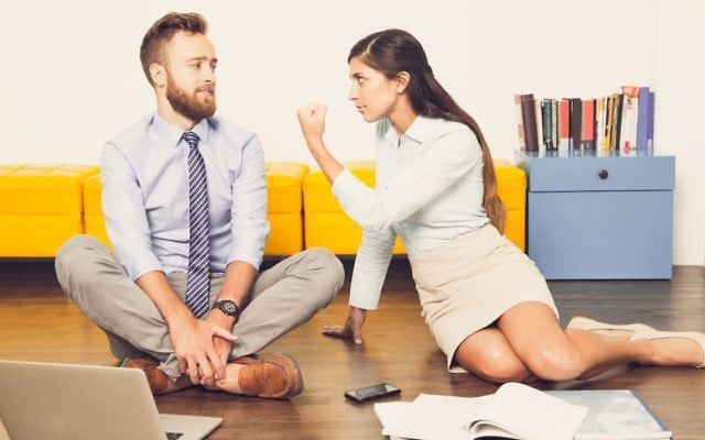 Une femme menaçant son collègue. Illustration. (Crédit : iStock by Getty Images)