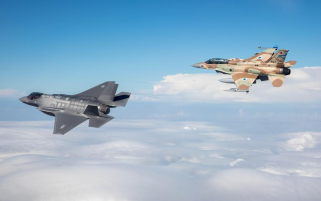 L'un des premiers F-35 israélien avec un F-16 pour son vol inaugural, le 13 décembre 2016. (Crédit : unité des porte-paroles de l'armée israélienne) L'un des premiers F-35 israélien avec un F-16 pour son vol inaugural, le 13 décembre 2016. (Crédit : unité des porte-paroles de l'armée israélienne)
