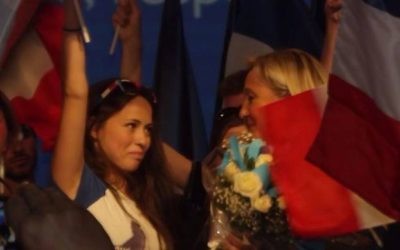 Kelly et Marine Le Pen les yeux dans les yeux lors d'un  meeting (Crédit: capture d'écran Facebook/Kelly Betesh)