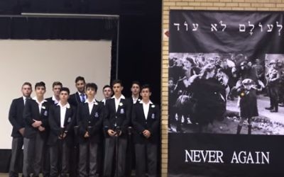Des élèves de l'école King David Victory Park à Johannesburg, en Afrique du sud, lors d'un événement de la Journée du souvenir de l'Holocauste en 2017. Illustration. (Crédit : capture d'écran Youtube)