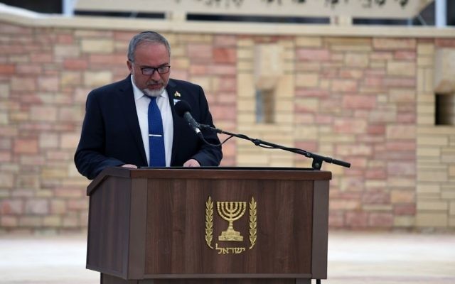 Avigdor Liberman, ministre de la Défense, pendant la cérémonie de Yom HaZikaron au cimetière militaire
Kiryat Shaul de Tel Aviv, le 1er mai 2017. (Crédit : Ariel Harmoni/ministre de la Défense) Avigdor Liberman, ministre de la Défense, pendant la cérémonie de Yom HaZikaron au cimetière militaire
Kiryat Shaul de Tel Aviv, le 1er mai 2017. (Crédit : Ariel Harmoni/ministre de la Défense)