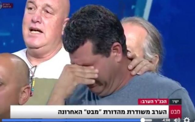 Les employés de « Mabat », sur la Première chaîne, chantent la Hatikvah durant la dernière diffusion, le 9 mai 2017. (Crédit : Capture d’écran/Facebook via Channel 1) Les employés de « Mabat », sur la Première chaîne, chantent la Hatikvah durant la dernière diffusion, le 9 mai 2017. (Crédit : Capture d’écran/Facebook via Channel 1)