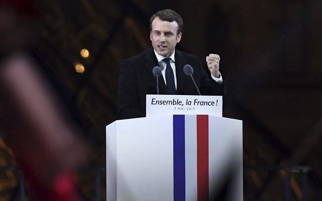 Emmanuel Macron, élu à la présidence de la République française, devant la pyramide du Louvre, le 7 mai 2017. (Crédit : David Ramos/Getty Images) Emmanuel Macron, élu à la présidence de la République française, devant la pyramide du Louvre, le 7 mai 2017. (Crédit : David Ramos/Getty Images)