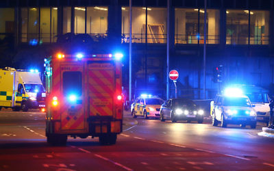 Les services d'urgence arrivent à proximité de l'Arena à Manchester, au Royaume-Uni, le 23 mai 2017 (Crédit : Dave Thompson/Getty Images, via JTA)