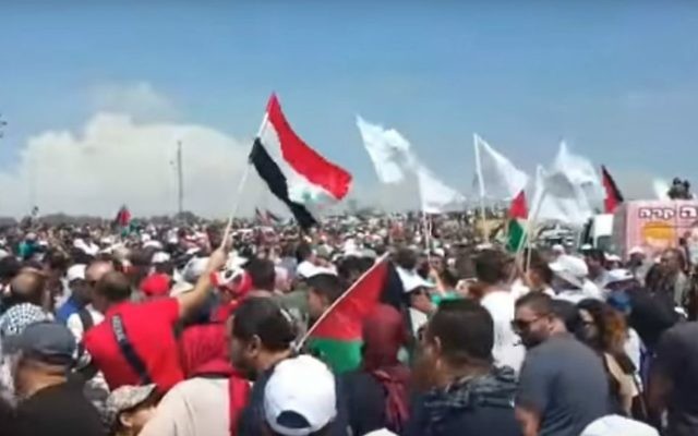En Galilée occidentale, les Palestiniens marquent la naqba, la catastrophe, le jour de la création de l'État d'Israël, en 1948, évènement qui coïncide avec Yom HaAtsmaout, le 2 mai 2017. (Crédit : capture d'écran YouTube) En Galilée occidentale, les Palestiniens marquent la naqba, la catastrophe, le jour de la création de l'État d'Israël, en 1948, évènement qui coïncide avec Yom HaAtsmaout, le 2 mai 2017. (Crédit : capture d'écran YouTube)