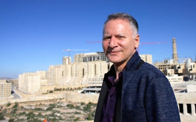 Bashar Masri est l'homme qui a développé Rawabi, la première ville planifiée palestinienne. (crédit : Yardena Schwartz/JTA)
