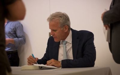 Michael Oren n dédicace à la suite d'une rencontre - débat organisé par le Times of Israël, à Jérusalem, le 28 mai 2017. (Crédit : Luke Tress/Times of Israël)