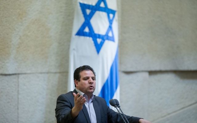 Ayman Odeh, tête de la Liste arabe unie, à la tribune de la Knesset, le 28 mars 2016. (Crédit : Yonatan Sindel/Flash90) Ayman Odeh, tête de la Liste arabe unie, à la tribune de la Knesset, le 28 mars 2016. (Crédit : Yonatan Sindel/Flash90)