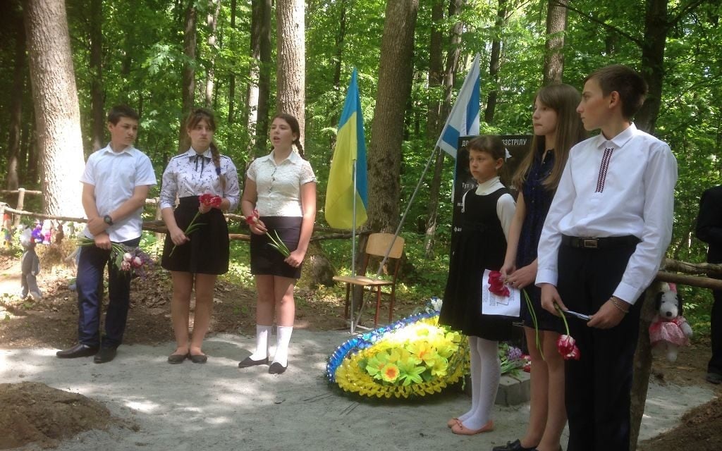 Des écoliers ukrainiens récitent des poèmes pendant l'inauguration d'un mémorial pour 1 000 enfants juifs massacrés par les nazis dans la forêt d'Ouman en 1942, le 8 mai 2017. (Crédit : Sue Surkes) Des écoliers ukrainiens récitent des poèmes pendant l'inauguration d'un mémorial pour 1 000 enfants juifs massacrés par les nazis dans la forêt d'Ouman en 1942, le 8 mai 2017. (Crédit : Sue Surkes)