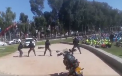Démonstration de la police devant des élèves de 10-11 ans sur comment neutraliser un terroriste, à Ramat Hasharon, le 8 mai 2017. (Crédit : capture d'écran Twitter)