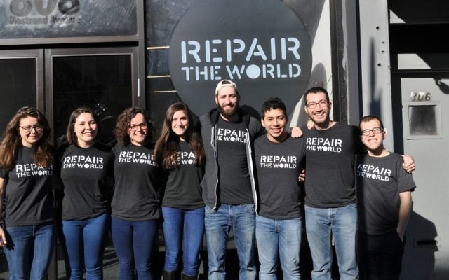 Des membres de l'organisation Repair the World en 2016 devant le siège de Crown Heights à Brooklyn, à New York. (Crédit : Repair the World/via JTA) Des membres de l'organisation Repair the World en 2016 devant le siège de Crown Heights à Brooklyn, à New York. (Crédit : Repair the World/via JTA)