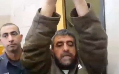 Sidqi al-Maqt, arrêté pour espionnage pour le compte de la Syrie, lève les bras alors qu'il s'adresse aux journalistes, le 27 mars 2015 (Capture d'écran : Deuxième chaîne )