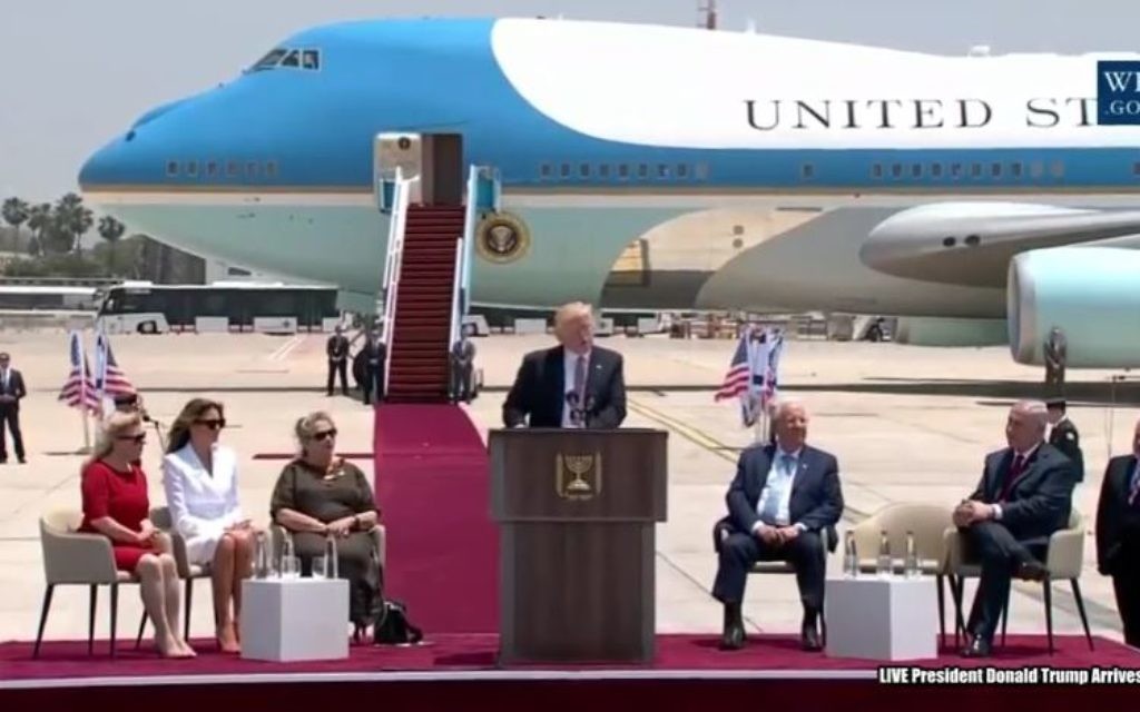 Cérémonie d'accueil du président américain Donald Trump sur le tarmac de Ben Gurion, le 22 mai 2017. De gauche à droite : Sara Netanyahu, Melania Trump, Nechama Rivlin, Donald Trump, le président Reuven Rivlin, le Premier ministre Benjamin Netanyahu, et le ministre de la Défense Avigdor Liberman. (Crédit : capture d'écran YouTube/Maison Blanche)