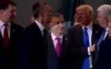 Le président américain Donald Trump aux côtés du premier ministre du Monténégro à Bruxelles lors d'une conférence de l'OTAN, le 25 mai 2017. (Crédit : Capture d'écran)