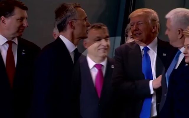 Le président américain Donald Trump aux côtés du premier ministre du Monténégro à Bruxelles lors d'une conférence de l'OTAN, le 25 mai 2017. (Crédit : Capture d'écran)