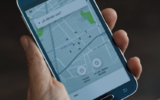 Un passager utilise l'application d'Uber pour commander un déplacement dans l'entreprise de covoiturage dans une publicité de décembre 2016 (Capture d'écran : YouTube)