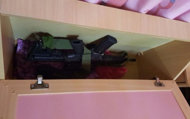 Un fusil d'assaut M-16 caché dans un lit d'enfant, qui aurait utilisé dans des attaques contre des civils et des soldats en Cisjordanie, en avril 2017. (Crédit : porte-parole de l'armée israélienne) Un fusil d'assaut M-16 caché dans un lit d'enfant, qui aurait utilisé dans des attaques contre des civils et des soldats en Cisjordanie, en avril 2017. (Crédit : porte-parole de l'armée israélienne)
