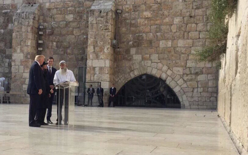 Donald Trump et Jared Kushner au mur Occidental, le 22 mai 2017 (Crédit : US embassy Tel aviv)
