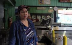 Le Wilensky à Montréal, ouvert depuis 1932, doit sa célébrité à son célèbre sandwich, le Wilensky's speacial (Capture d'écran Youtube/FloodieFluffer)