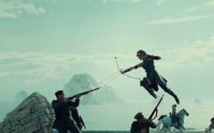Gal Gadot, dans "Wonder Woman", produit par la Warner Bros. (Crédit : capture d'écran YouTube)