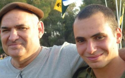 Avi Yacoby, à gauche avec son fils Gilad, tué en 2014 dans la guerre à Gaza. (Crédit : autorisation)