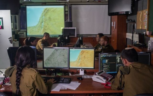 Soldats de la division C4I de l'armée israélienne dans un centre de commandement et de contrôle. Illustration. (Crédit : unité des porte-paroles de l'armée israélienne)