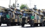 Des camions militaires iraniens transportant des missiles sol-air pendant un défilé à l'occasion de la Journée de l'armée du pays, à Téhéran, le 18 avril 2017. (Crédit : Atta Kenare/AFP)